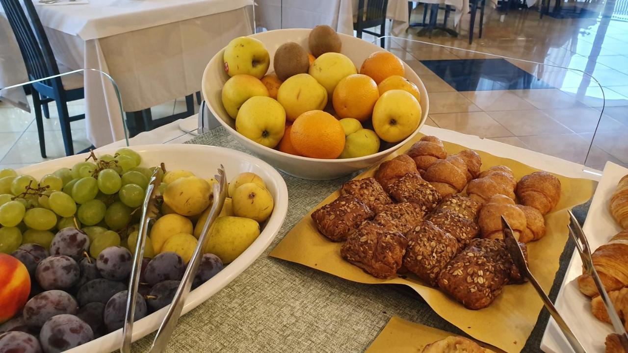 Hotel Gabbiano Cattolica Bagian luar foto