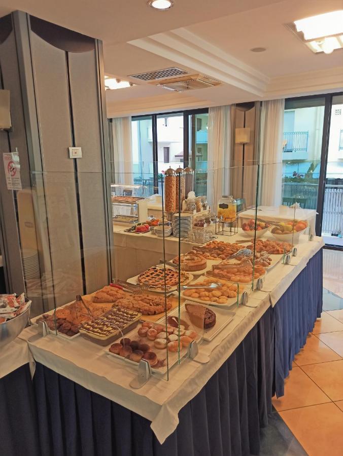 Hotel Gabbiano Cattolica Bagian luar foto