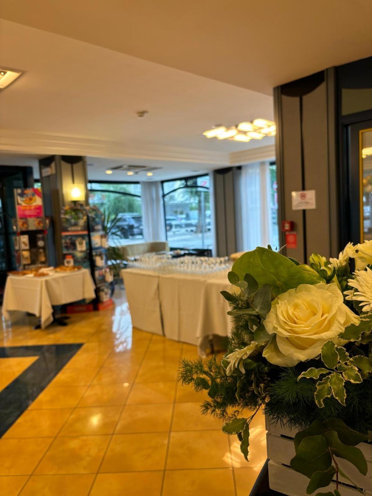 Hotel Gabbiano Cattolica Bagian luar foto
